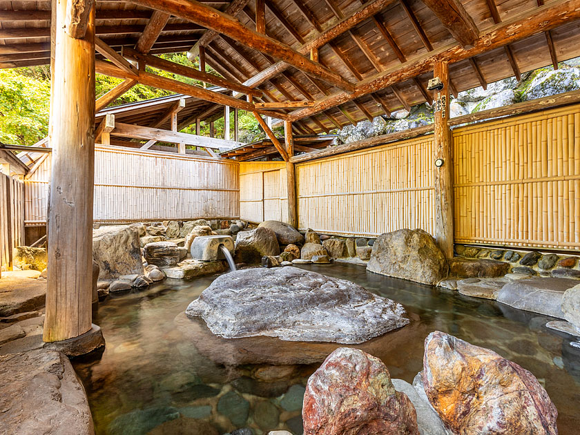 Men's mountain stream large open-air bath