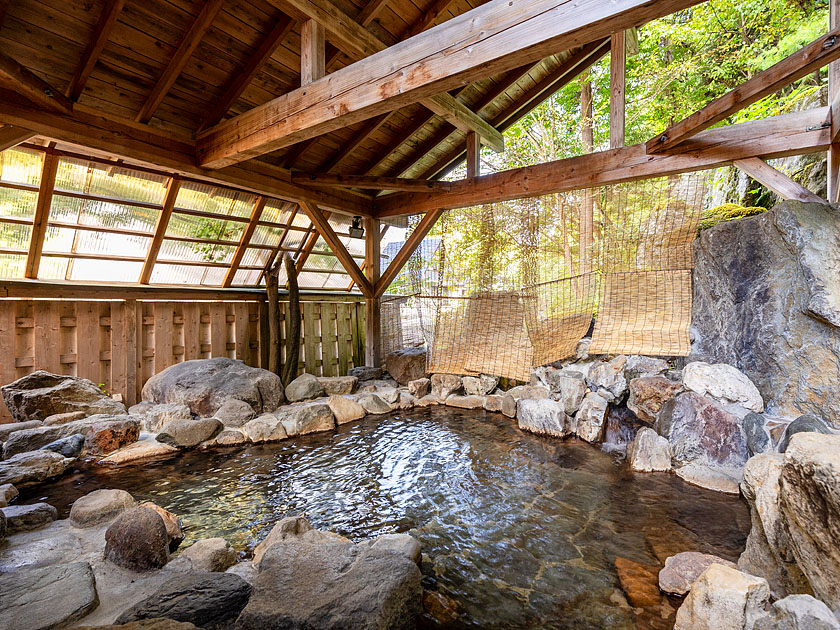 Women's mountain stream large open-air bath